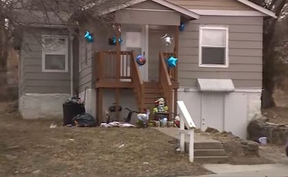 La casa donde una madre decapitó a su hijo de 6 años y al perro de la familia porque pensó que "el diablo estaba tratando de matarla" (Captura de video)