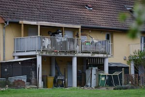 Francia: detuvieron a un hombre por mantener encerrado a su hijo en una camioneta por 16 meses