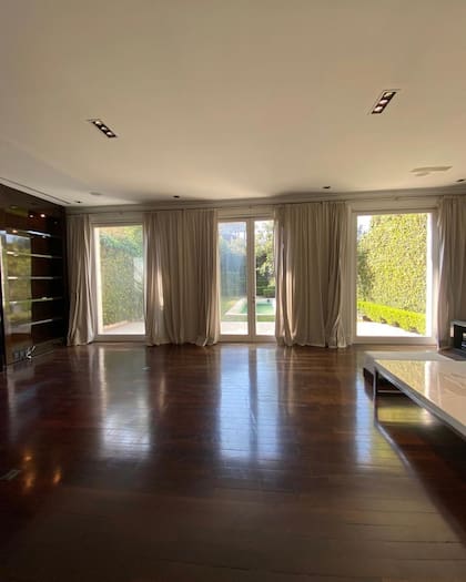 La casa donde vivió Pampita se desarrolla en tres plantas y cuenta con seis ambientes principales