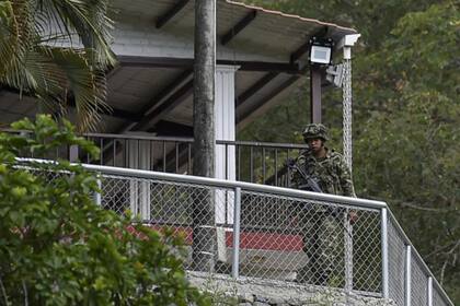 La casa en Buga donde ocurrió la masacre fue pronto custodiada por militares. Buga es un pueblo grande del Valle del Cauca