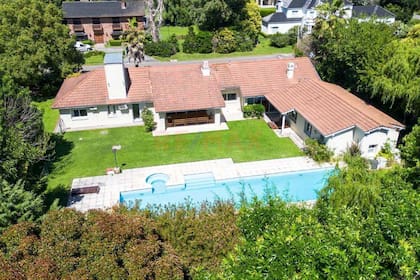 La casa en el country San Diego tiene tres dormitorios y cuatro baños, además de un quincho y una casa de huéspedes