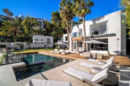 La casa en Hollywood Hills tiene una casa de huéspedes con dos habitaciones