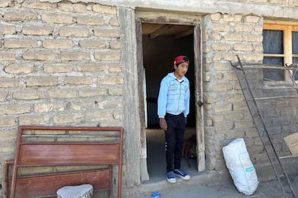 La casa en la que vive Humberto junto a su hermana y su sobrino es de adobe y se la presta un familiar: no tiene luz, ni agua, ni baño ni cocina