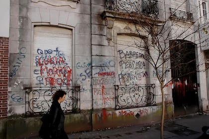 La casa ubicada en la calle 48 al 800, en La Plata, donde Ricardo Barrera cometió uno de los asesinatos múltiples más conmocionantes en la historia criminal argentina