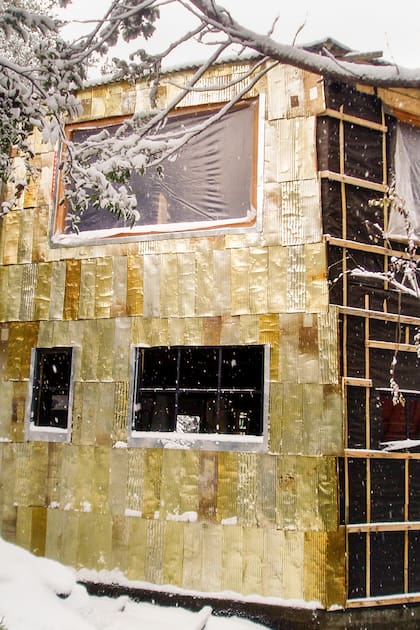 La casa en obra, con las latas ya colocadas. Se mudaron con plásticos en las ventanas.