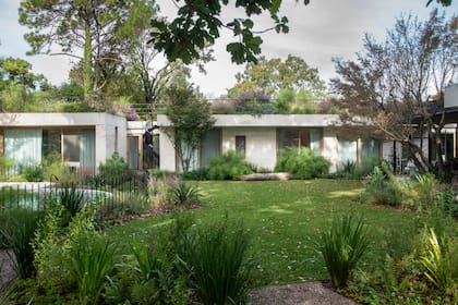 La casa, en una planta, está rodeada de árboles añosos que le dan un marco único.