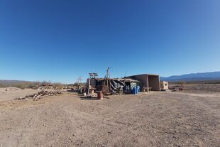 La casa, ensamblada con ladrillos de adobe, remiendos y madera