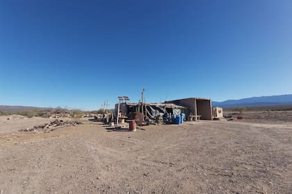La casa, ensamblada con ladrillos de adobe, remiendos y madera