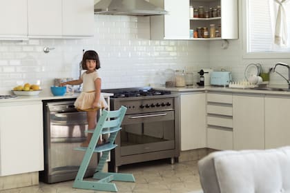 “La casa es toda blanca, salvo por el celeste de algunos muebles y objetos, que me encanta. También me gusta el color madera”, dice Sheila.