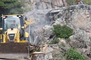 Demolieron la “casa cueva” de un matrimonio argentino en Punta Ballena: “Hicieron un desastre ambiental”