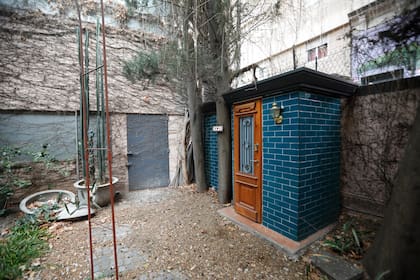 La casa está conectada con el estudio de música que sigue siendo de Natalia Oreiro y Ricardo Mollo, a través de una metálica puerta gris