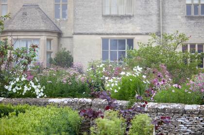 La casa está construida con la distintiva piedra local color crema y paredes muy antiguas de pilas secas rodean la propiedad.