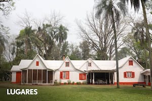 La casa está construida íntegramente de madera pintada de blanco con marcos anaranjados, en estilo “sheep farm” neozelandés (granja de cría de ovejas).