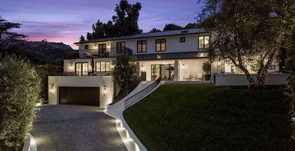 La casa está construido sobre las laderas de las montañas de Santa Mónica y tiene vista al Cañón Coldwater