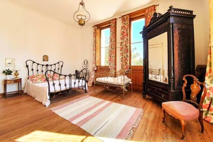 La casa está desarrollada en tres plantas a las que se accede por una gran escalera con pisos de roble y un ascensor de hierro forjado