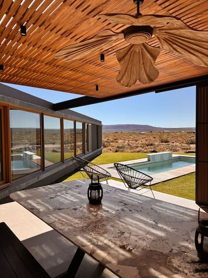 La casa está dividida en dos alas: sector niños y sector adultos