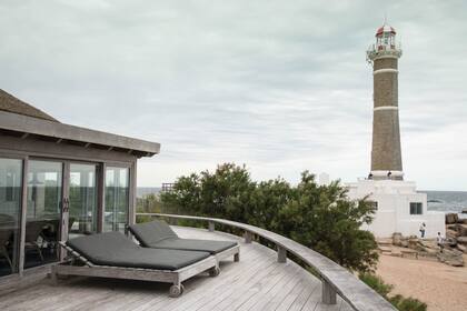 La casa está elevada respecto de la playa. Se plantaron tamariscos para aportar intimidad y absoluta armonía con el entorno marítimo. El faro, uno de los emblemas de José Ignacio, asoma sobre el verde, al igual que el inmenso mar.