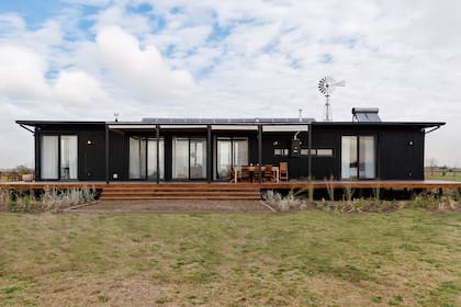 La casa está emplazada en el barrio Laguna de las Pampas y tiene 98m2 cubiertos.