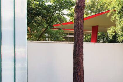 La casa está en las cercanías de un tren que pasa en altura, y en medio de un barrio que, a la noche, se pone difícil. Pero es cerrar el portón y sumergirse en la calma.