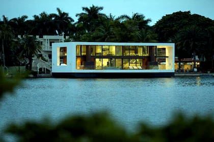 La casa está equipada con un sistema hidráulico de elevación automática