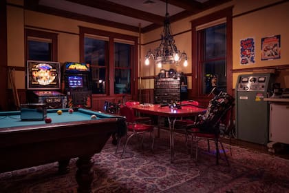 La casa está repleta de hallazgos divertidos como estanterías con aparatos fantasmagóricos, recortes de periódicos y una máquina de pinball.
