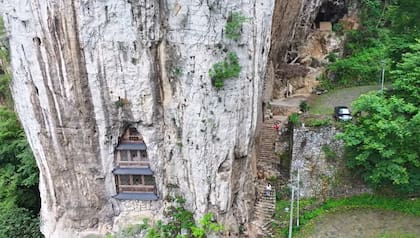 La casa esta rodeada de montañas y de un bosque denso (Foto: Youtube Qingyunji)