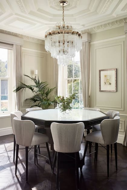 La casa está situada sobre un terreno de aproximadamente 8000 metros cuadrados