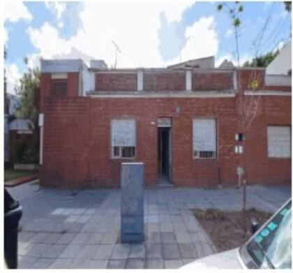 La casa está sobre la calle Benito Juárez, en el barrio de Villa Devoto