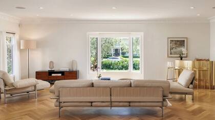 La casa está ubicada en el barrio de Beverly Hills Flats, uno de los más exclusivos de la zona, quien desee alquilarla deberá pagar alrededor de 32,500 dólares al mes