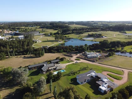 La casa está ubicada en el barrio Pueblomío de Manantiales, en el pueblo uruguayo Maldonado. El proyecto del paisaje estuvo a cargo de Alicia Araujo; la ejecución, de Florencia Sarille y Sebastián Cristaldo. Gentileza: ND Estudio