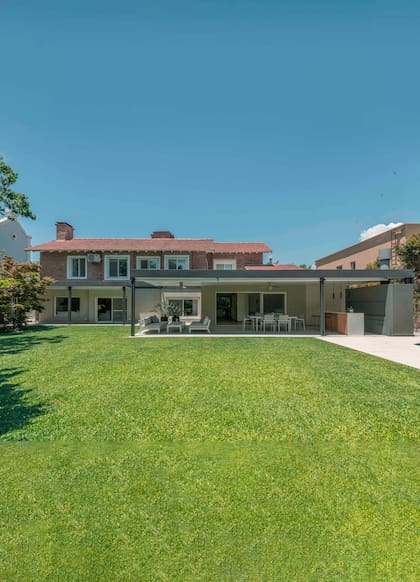 La casa está ubicada en San Isidro en un pequeño barrio cerrado.