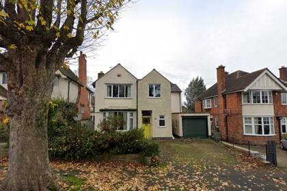 La casa está ubicada en un barrio residencial inglés