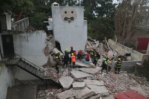 Impactante derrumbe de una vivienda: rescataron a dos personas pero todavía buscan a otra entre los escombros
