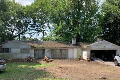 La casa estaba por dentro en ruinas y llena de humedad, pero escondía un valioso tesoro artístico