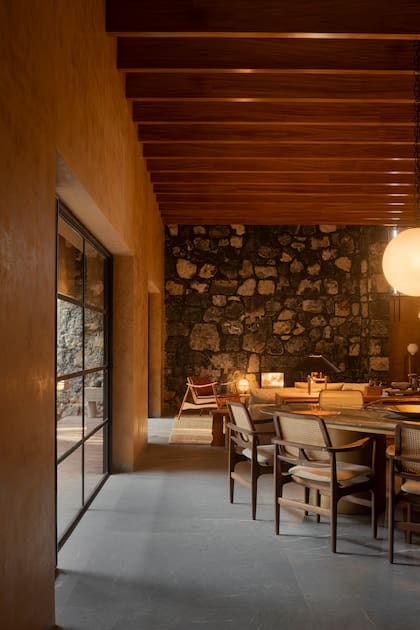 La casa familiar funciona como un ritual doméstico, un recorrido sensorial que invita a la contemplación y a valorar la presencia de los elementos naturales en cada rincón.