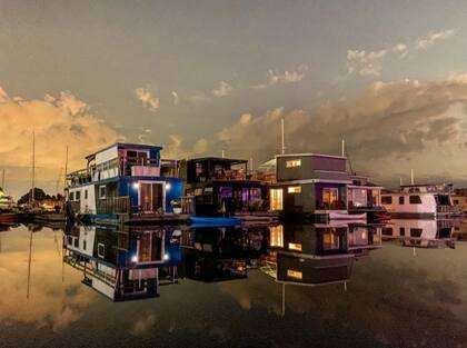 La casa flotante de Kate Fincham está a 20 minutos del centro de Toronto