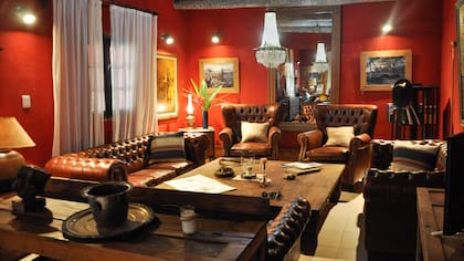 La casa fue ampliada y tiene varios livings, decorados con sillones chesterfield de cuero, arañas de caireles y colores vibrantes.