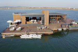 La casa fue construida con acero y se sostiene estable a través de 16 pilares o anclas de una tonelada cada una