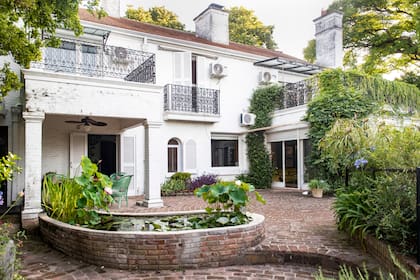 La casa fue construida en 1945. Una de sus características más interesantes es que presenta diferentes estilos, que nos transportan a diversos lugares al mismo tiempo. En el jardín también se buscó generar este misterio, a partir de un diseño orgánico, con pisos, escaleras y canteros aterrazados circulares, donde conviven varios jardines en uno.