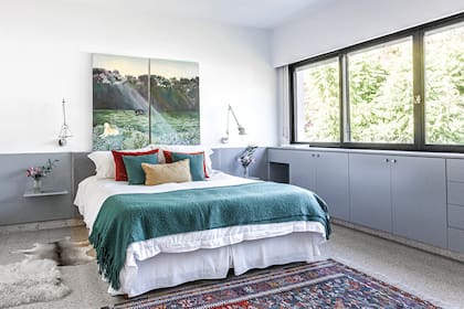 La casa fue proyectada para aprovechar al máximo el espacio, que tampoco es tanto. “Gracias a los placares bajo las ventanas, por ejemplo, no necesitamos muebles de guardado extra”.