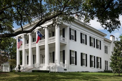 La casa histórica donde vive Greg Abott ha servido como residencia oficial de los gobernadores de Texas y sus familias desde 1856