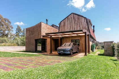 La casa incluye soluciones sostenibles como cisternas para la recolección de agua de lluvia y paneles solares para generar calor y energía eléctrica.