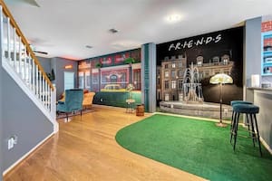 Venden una casa ambientada como la popular serie Friends, con el café Central Perk incluído