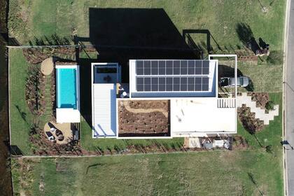 La casa incluye un sistema fotovoltaico que utiliza células solares para convertir la energía solar en electricidad. 