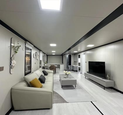 La casa incluye un sofá de cuatro plazas para la sala (Amazon/Skyline Homes)