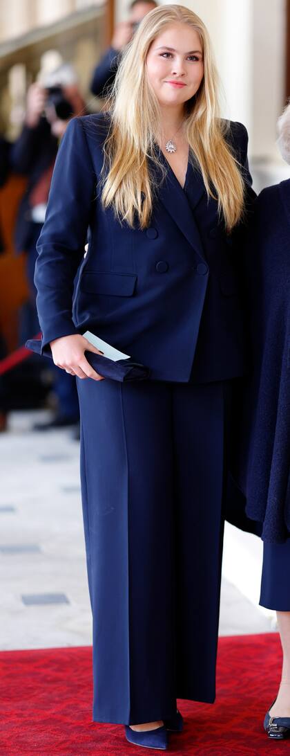 La casa italiana Marina Rinaldi firma este saco con doble botonadura en azul real que la princesa usó para la recepción por la coronación de Carlos III en el palacio de Buckingham, en mayo de este año.