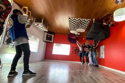 "La Casa Loca" se ha convertido en una atracción turística inusual desde que abrió el 8 de enero en la pequeña Guatavita