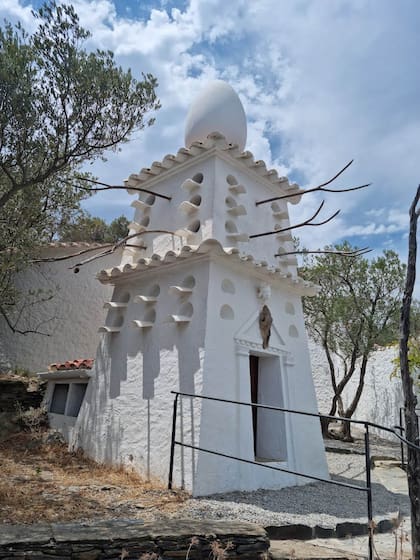 La casa museo de Dalí en Portlligat es blanca, pero mucho menos ortodoxa que las demás en Cadaqués
