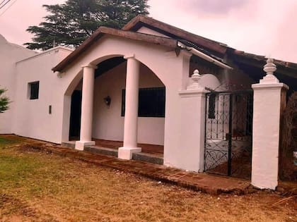 La casa pertenecía a su amigo Rodolfo Aráoz Alfaro; Neruda hizo diseñar el pórtico con dos columnas, que todavía se conserva