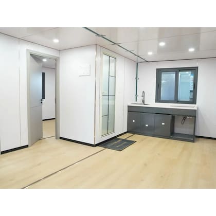 La casa prefabricada de Walmart cuenta con un elegante exterior blanco, 2 dormitorios, y 1 baño (Walmart.com)